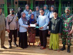 Relawan GEMA Pamekasan Serahkan Bansos Untuk Lansia Lumpuh di Desa Kacok