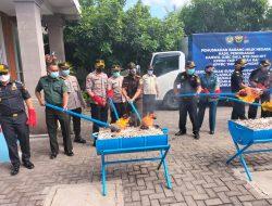 Kapolsek Benoa Ikut Musnahkan Barang Ilegal Hasil Sitaan Kantor Bea Cukai.