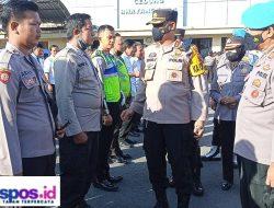 Usai Apel Pagi, Kapolres Pamekasan Didampingi Kasi Propam Lakukan Pengecekan Sikap Tampang dan Kelengkapan Administrasi Anggota
