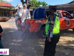 Antisipasi Penyebaran Wabah PMK, Polisi Dampingi Tim BPD Jawa Timur Lakukan Penyemprotan Disinfektan Di Pasar Keppo 