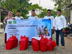 Semarak Muharram, Alumni Ponpes Darul Ulum Banyuanyar Bagikan Nasi Kotak untuk Pemulung di Jakarta