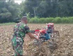 Babinsa Posramil 0826-12 Kadur Bantu Warga Binaan Bajak Sawah