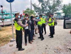 Covid Meningkat, Personil Polsek Benoa Bagikan Masker Terhadap Warga.