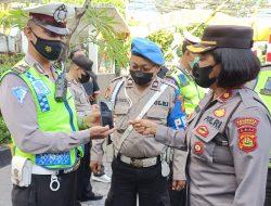 Kapolsek Kuta Didampingi Wakapolsek Dan Unit Propam Pengecekan Aplikasi PolisiKu Presisi Pada Handphone Personil