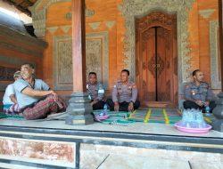 Jalankan Program Si Sabar Kapolsek Denpasar Timur melayat ke rumah duka Ibunda Kepala Desa Sumerta Kelod