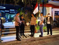 Kapolsek Kuta Lakukan Pemantauan Kawasan Hiburan Malam Serta Dialogis Dengan Satpam Ingatkan Kewaspadaan