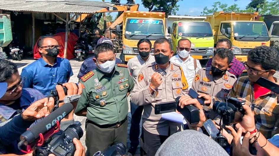 Foto : Kapolres Lumajang saat diwawancarai awak media