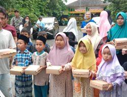 Tanamkan Makna Berbagi, ‘Cong Wahyu’ Ayunda Bersama Siswa SDN Barkot 3 Pameksan Bagi – Bagi Takjil