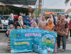 Siswa SDN Barkot 3 Pamekasan Semangat Berbagi Takjil Bersama Cong Wahyu Ayunda