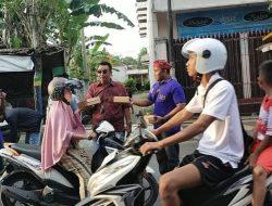Penuhi Janjinya Satu Bulan Penuh Berbagi, Cong Wahyu Ayunda Salurkan Takjil di Kelurahan Gladak Anyar Pamekasan
