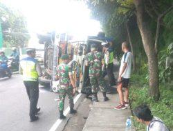 Polisi Olah TKP Truk Terguling di Singosari Malang