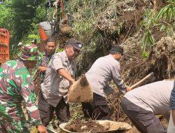 Polres Malang Bersama TNI dan Warga Evakuasi Material Tanah Longsor di Wagir