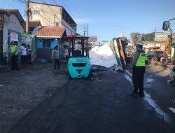 Satlantas Malang Amankan TKP Truk Terguling di Lawang