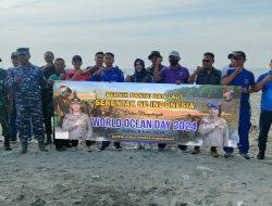 World Ocean Day, Satpolairud dan TNI Bersama Masyarakat Bersihkan Pantai Pamekasan