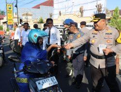 Kapolres Pamekasan Turun Langsung Bagikan Brosur Ops Patuh Semeru 2024