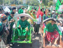 Naik Becak, Ribuan Masyarakat Antar Ra Baqir-Taufadi ke Kantor KPU Pamekasan