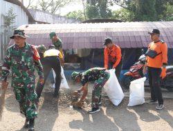 Kodim 0826/Pamekasan Gelar Karya Bhakti Bersih-bersih Pasar 17 Agustus Pamekasan Sambut HUT TNI Ke-79