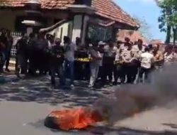 N.G.O. Evaluasi Kepemimpinan Pj Bupati Pamekasan Hingga Bakar Ban dan Lempar Telur Busuk