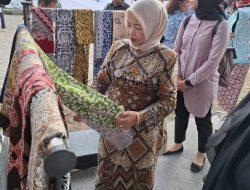 Peringatan Hari Batik Nasional, Cawabup Hj. Lathifah Shohib Tinjau Lanhsung Pengrajin Batik Singosari