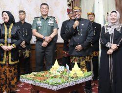 Kodim 0826/Pamekasan Beri Kejutan Nasi Tumpeng di HUT ke-55 Pj. Bupati Pamekasan