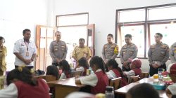 Polres Malang Bagikan Makanan Bergizi kepada Pelajar Terdampak Banjir di Kecamatan Sumbermanjing Wetan