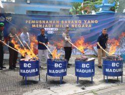 Polres Pamekasan Hadiri Pemusnahan Rokok Ilegal dan Miras di Kantor KPPN