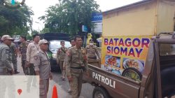 Satpol PP Uapaya Sterilkan PKL Arek Lancor di Pamekasan