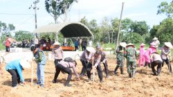 Dukung Program Asta Cita Presiden RI, Wakapolres Pamekasan Pimpin Penanaman Jagung di Pagantenan