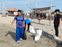 Refleksi Hari Sampah Nasional, Polisi Dan Mahasiswa UIM Bersih-Bersih Sampah di Dermaga Branta Pesisir Pamekasan