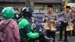 Polres Malang dan Jurnalis Bagikan Ratusan Paket Takjil untuk Pengguna Jalan