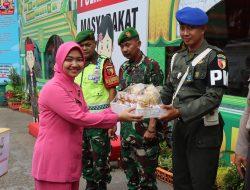 Kapolres Pamekasan Didampingi Ibu Ketua Bhayangkari Berikan Bingkisan