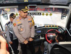 Kapolres Pamekasan Sapa Pemudik dan Sopir Bus, Mudik Aman Keluarga Nyaman