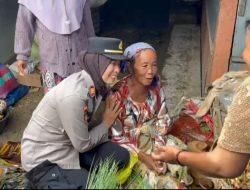 Kado Untuk Kartini, Polwan Pamekasan Empati Kepada Nenek Korban Uang Mainan
