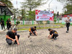 Polri Gelar Bersih-Bersih di TMP Pamekasan Menyambut Hari Bhayangkara Ke-79