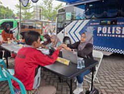 Puluhan Warga Serbu Layanan Polres Pamekasan di CFD Food Colony Hari Bhayangkara ke -79