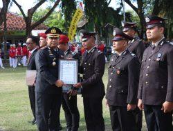 Kapolres Pamekasan Berikan Penghargaan Satya Lencana Kesetiaan dan Berprestasi