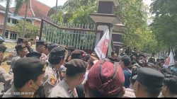 Bupati Bodohi Rakyat, Pendemo Forum N.G.O. Terjadi Aksi Dorong Dengan Aparat Kepolisian