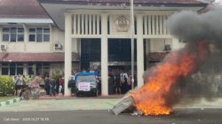 Aksi PKL Bakar Rombong di Depan Kantor Bupati Pamekasan, Tuntut Kesejahteraan dan Tempat Usaha yang Layak