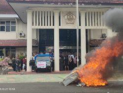Aksi PKL Bakar Rombong di Depan Kantor Bupati Pamekasan, Tuntut Kesejahteraan dan Tempat Usaha yang Layak