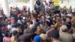 Demo Ricuh, Oknum Pejabat Kabupaten Pamekasan Jotos Orator Aksi PKL