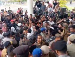 Demo Ricuh, Oknum Pejabat Kabupaten Pamekasan Jotos Orator Aksi PKL