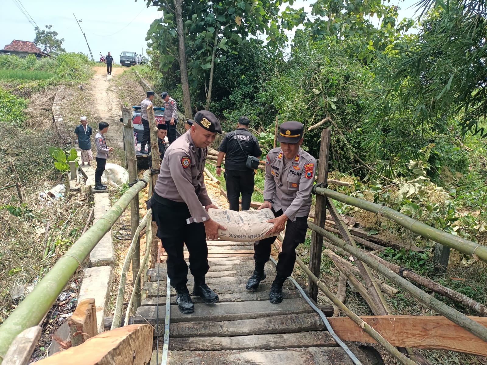Bentuk Gerakana Nyata: Polres Pamekasan Perbaiki Jembatan Akses Kesekolah Ambruk