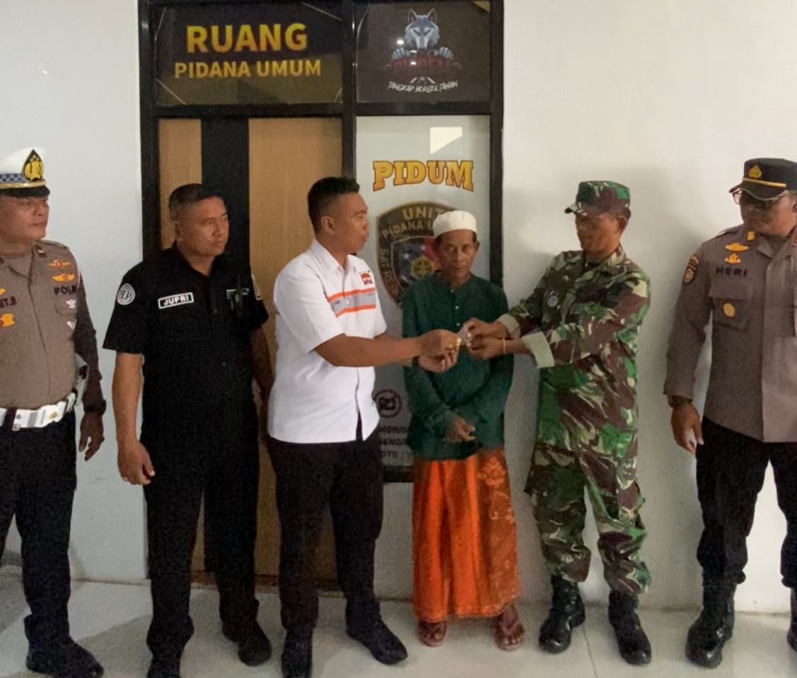 Polres Pamekasan Menyerahkan BB Gelang Emas Hasil Ungkap Kasus Jamret Di Desa Plakpak