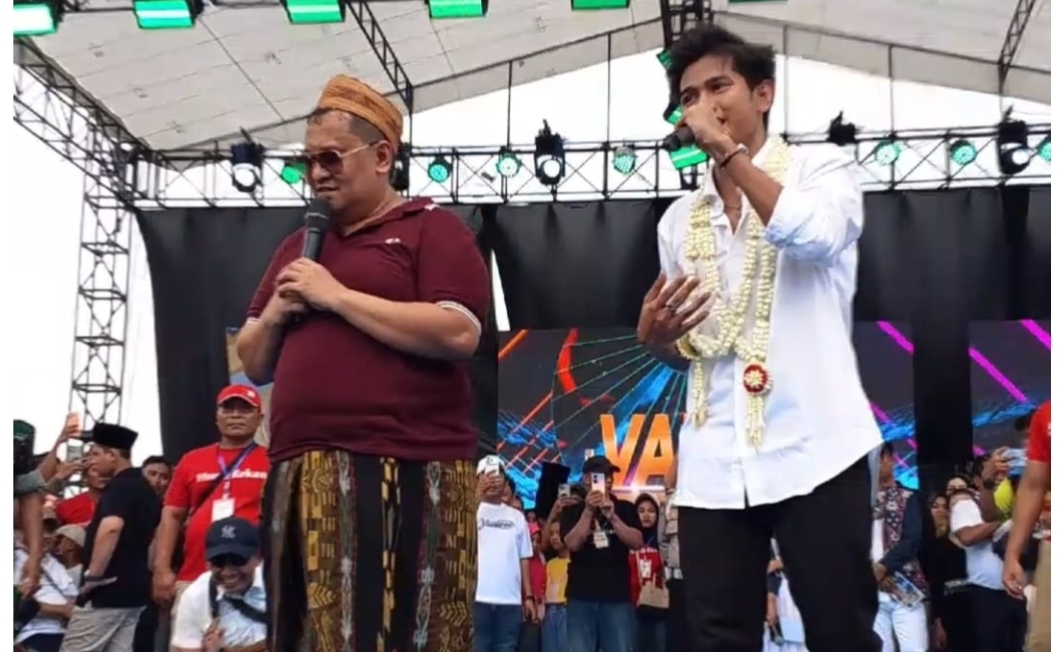 H. Her Nyanyi Duet Bersama Valen di Stadion Pamekasan, Ribuan Penonton Larut dalam Euforia