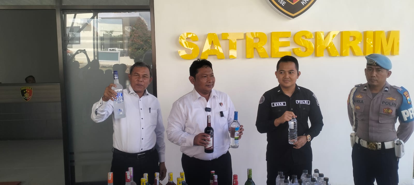 Giat Doorstop Terkait Razia Miras Menjelang Bulan Puasa di kantor Reskrim Polres Pamekasan