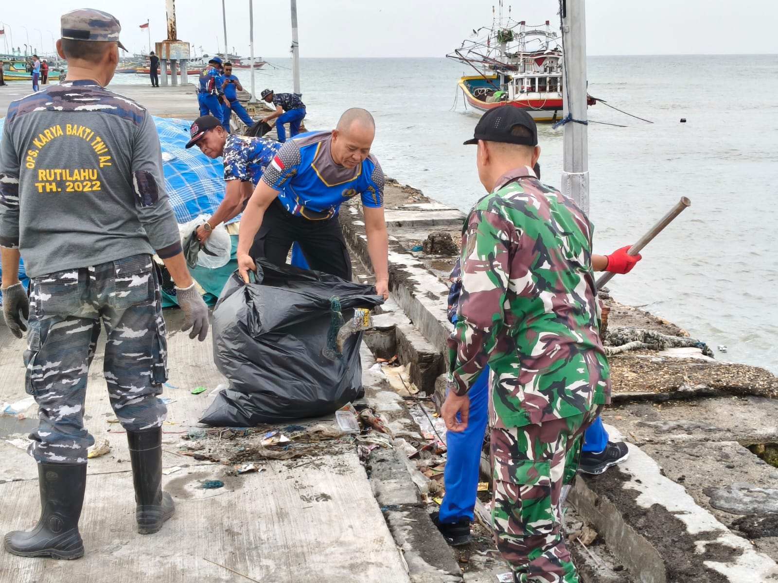 Satpolairud Polres Pamekasan Bersih-Bersih di Lapangan Penumpukan Dermaga