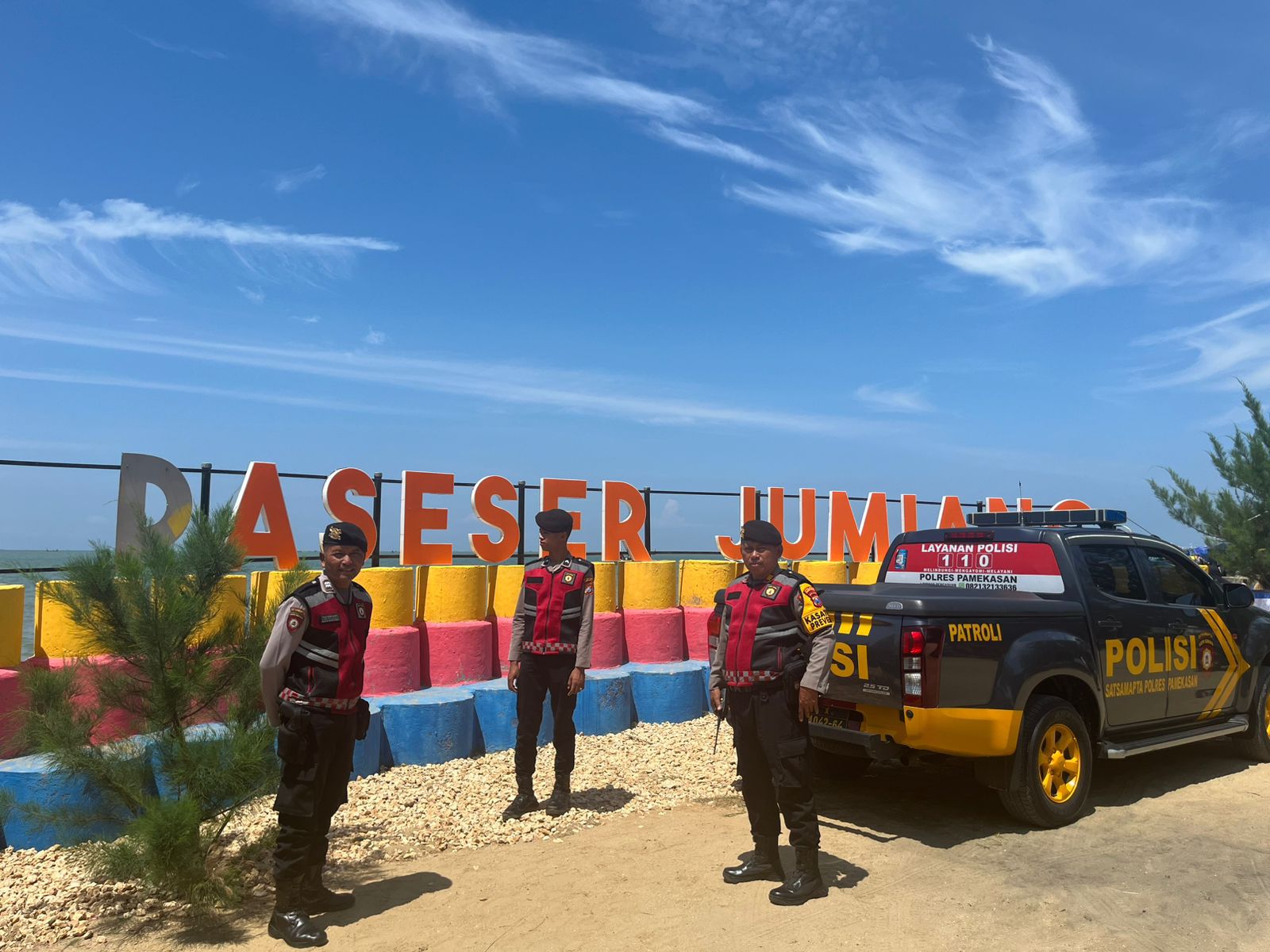 Jamin Keamanan Wisatawan, Sat Samapta Polres Pamekasan Intensifkan Patroli di Pantai Jumiang
