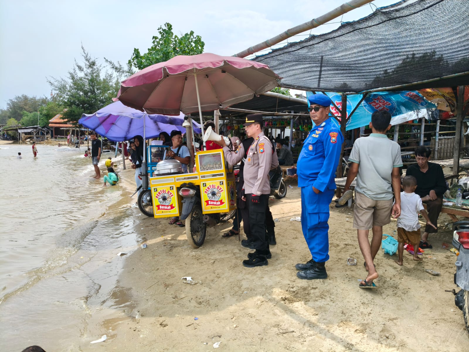 Kapolsek Pademawu Himbauan Langsung Pengunjung di Pantai Jumiang