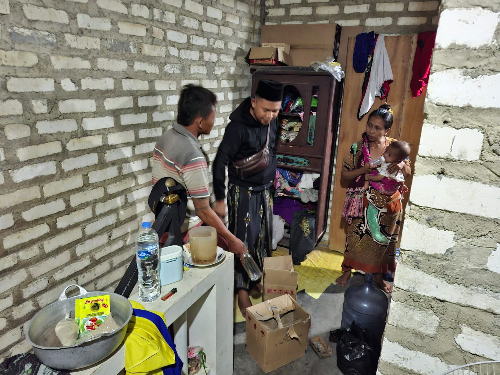 Polsek Tlanakan Amankan Puluhan Botol Miras dalam Operasi Penggeledahan di Dua Desa