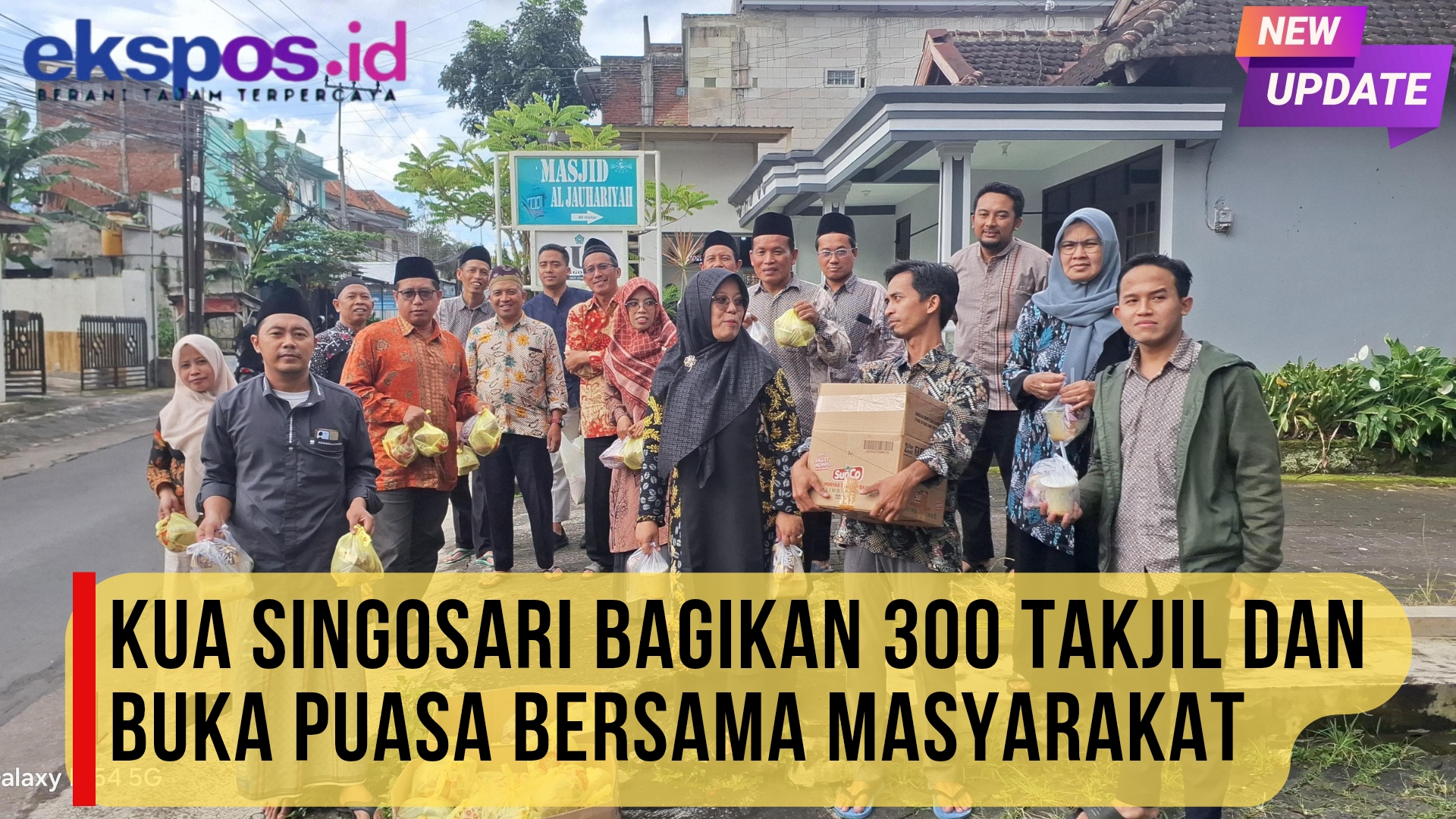 KUA Singosari Bagikan 300 Takjil dan Buka Puasa Bersama Masyarakat
